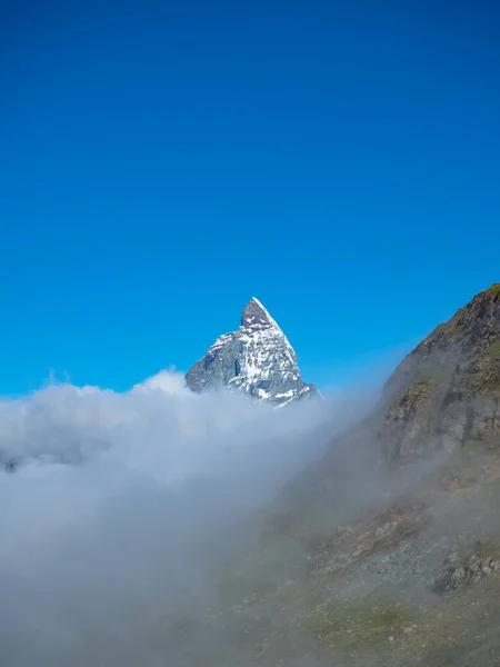 马特宏峰是阿尔卑斯山中最有名的山峰之一 云彩上的岩石峰顶 — 图库照片