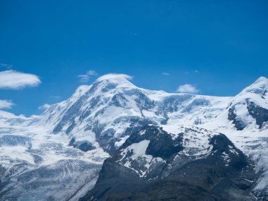 4000 metrenin üzerindeki İsviçre zirvelerinden birine doğru bakın: Zermmat, Valais 'e yakın Liskamm. Güneşli bir yaz gününde durum.