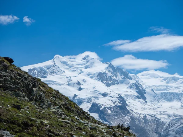 İsviçre 'nin en yüksek zirvesine doğru bakın: Zermmat, Valais' e yakın Dufourspitze. Güneşli bir yaz gününde durum.