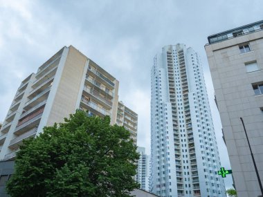 Riguet, Paris, Fransa çevresindeki gökdelenler şehrin en yüksek binaları arasındadır. Çağdaş binaların karışımı ile ilgili durum.