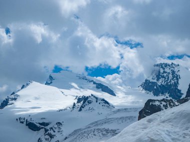 İsviçre, Britanniahuette 'in terasından güzel yüksek irtifa manzarası. Strahlhorn, Rimpfischhorn ve Allalin buzullarının manzarası.