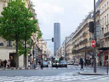 Fransa, Paris 'teki Saint-Germain-de-Pres' in merkezinde trafik durumu. Rue de Rennes boyunca şehrin en yüksek binası olan Tour Montparnasse 'a doğru bakın..