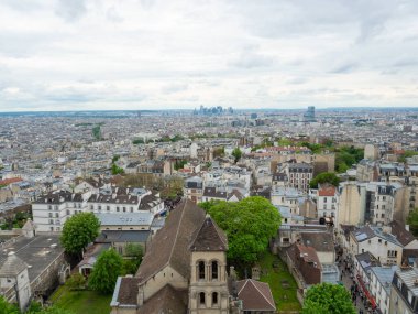 Sacre-Coeur, Fransa 'nın Paris şehrinin muhteşem bir manzarasını sunuyor. Arkaplanda tarihi kamaralar ve geniş şehir manzarası var..