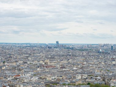 Sacre-Coeur, Fransa 'nın Paris şehrinin muhteşem bir manzarasını sunuyor. Arkaplanda tarihi kamaralar ve geniş şehir manzarası var..