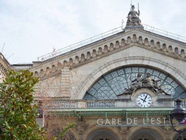 Gare de IEst 'in tarihsel cephesi, Fransa' nın Paris şehrinin ana istasyonlarından biri.. 