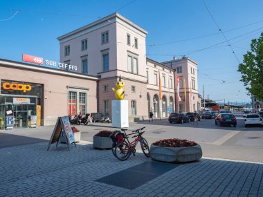 İsviçre 'nin Romanshorn kentinde yeniden tasarlanmış sokak alanı: Tren istasyonunun önünde ağaçlar ve saksılar bulunan trafik sakin alanlar