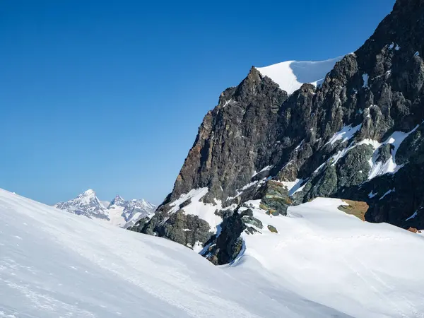 Adlerpass 'a ve Rimpfischhorn' un güney duvarına doğru bakın. Strahlhorn 'un inişi sırasında İsviçre Alplerinde 4000 metrenin üzerinde bir tepe..