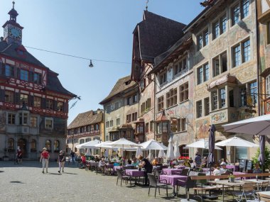 İsviçre 'nin tarihi Stein am Rhein kenti, kafeleri ve tarihi binaları olan güzel bir yaya bölgesi sunuyor..