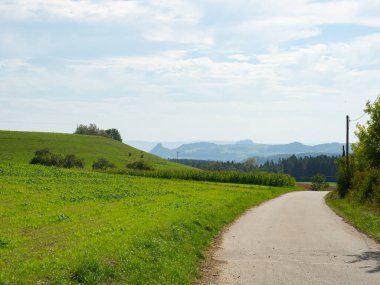 Schwaebische Alb Radweg, Donauwoerth 'den Constance Gölü' ne güzel bir bisiklet rotası. Tepelerin arasından Alpler 'e bir kır yolundan yaklaşıyoruz..