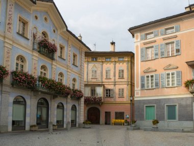 İsviçre 'nin ünlü Poschiavo meydanındaki renkli tarihi binalar. 