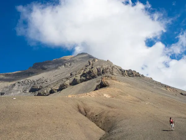 Haute Cime, İsviçre 'nin Valais şehrinde, Dent du Midi' de 3.000 metrenin üzerinde bir zirve. Dağlık arazide bitkisiz inen bir yürüyüşçü durumu..