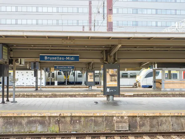 Belçika 'daki Bruxelles-Midi istasyonunun platformları..