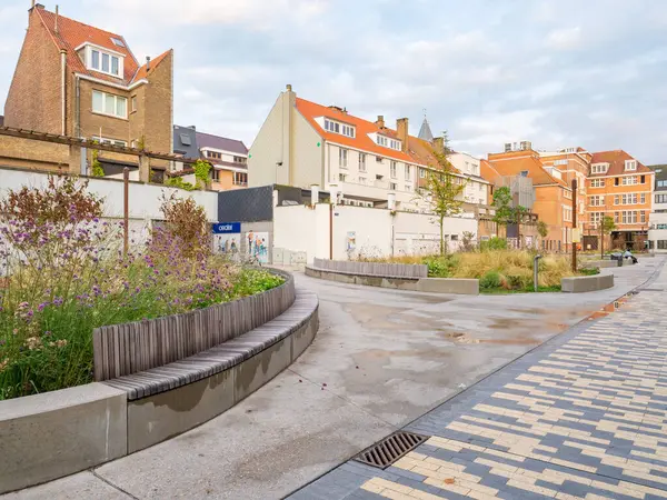 比利时Oostende市是北海沿岸著名的旅游胜地 设有绿区的中央行人专用区的情况 — 图库照片