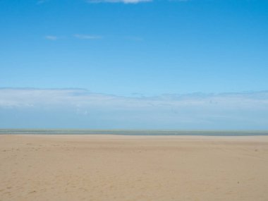 Hollanda 'nın Zeeland bölgesi inanılmaz güzellikte bir kıyı manzarası sunar. Mavi gökyüzünün altında büyük bir sahil.