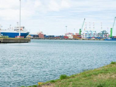 Zeebrugge, Belçika, sanayi limanı olan küçük bir şehir. Terminaller ve yükleme tesisleri ile rıhtımlara bak.