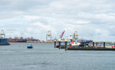 Hollanda 'nın Rotterdam kentine yakın Europoort, önemli bir uluslararası nakliye limanıdır. Yükleme tesisleri ve tekneleri olan havzalardan birine bak.
