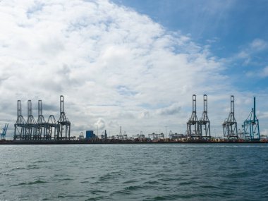 Hollanda 'nın Rotterdam kentine yakın Europoort, önemli bir uluslararası nakliye limanıdır. Yükleme tesisleri olan büyük havzalara bakın..