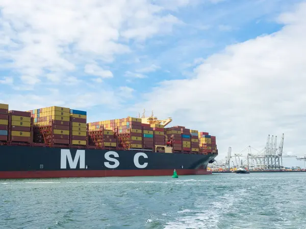 Hollanda 'nın Rotterdam kentine yakın Europoort, önemli bir uluslararası nakliye limanıdır. Yükleme tesislerine ağır yüklü bir MSC konteyner gemisinin varışı.