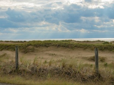 Hollanda 'daki Kuzey Denizi Bisiklet Rotası Hollanda kıyısı boyunca sürerken inanılmaz bir kum tepesi manzarası sunar.. 
