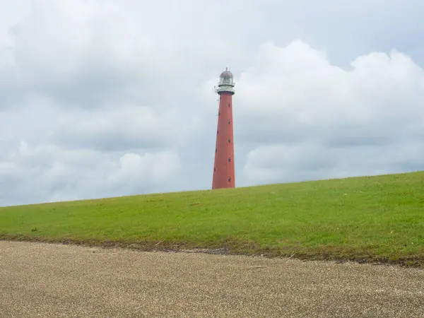 Zeeland, Hollanda, inanılmaz güzellikte bir kıyı manzarası sunuyor. Tarihi Van Helder deniz feneri barajın hemen arkasında yer almaktadır..
