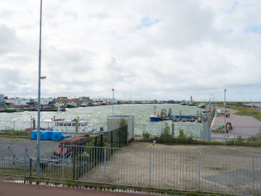 Hollanda 'daki Den Oever' in büyük bir ticari engeli var. Limanın merkez havzasına çeşitli teknelerle bakın..