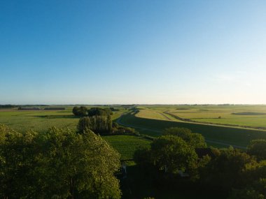 Hollanda, Batı Friesland 'ın düz tarım manzarasına bir göz atın. Ülkeyi koruyan büyük bir lezbiyen var..