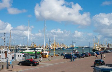 Hollanda 'nın Veerhaven limanı Kuzey Denizi kıyısında işlek bir balıkçı limanıdır. Yelkenli ve balıkçı tekneleriyle havzaya bak..