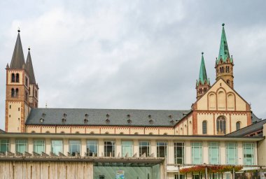 Wuerzburg, Almanya şehir merkezinde mimari karşıtlık: Kuleleri ve ön plandaki yönetim binaları ile tarihi katedralin kenar manzarası.