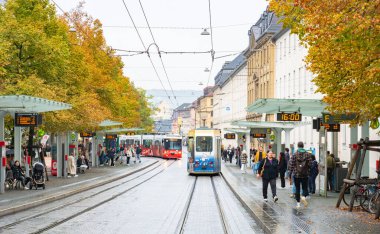 Modern toplu taşıma araçlarının sokak manzarası Juliuspromenade 'yi tramvay ile durdurdu ve Wuerzburg, Bavyera, Almanya' daki tarihi binaları çevreledi..