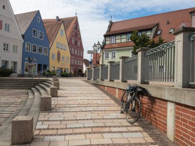Küçük Donauwoerth kasabasının şehir merkezinde tarihi konut binaları bulunmaktadır. Şehir meydanına park edilmiş bir bisiklet..