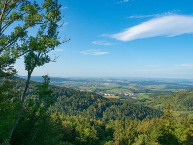 Kehlen, Almanya 'daki Schwaebische Alb dağında güzel bir zirve. Tepeleri, ormanları ve küçük köyleri olan dağlık arazilerin muhteşem manzarası..