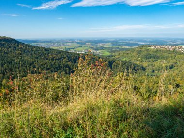 Kehlen, Almanya 'daki Schwaebische Alb dağında güzel bir zirve. Tepeleri, ormanları ve küçük köyleri olan dağlık arazilerin muhteşem manzarası..