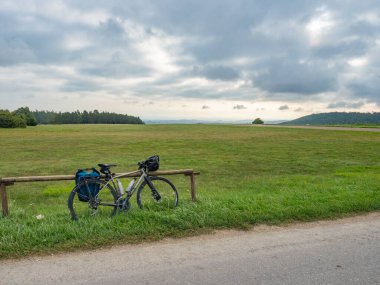 Almanya, Bopfingen 'in küçük havaalanından Schwaebische Alb' in yüksekliğinden güzel bir manzaranın tadını çıkarıyorsunuz. Manzaranın önünde tıklım tıklım bir bisiklet durumu.