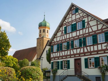 Tarihsel kafes binası ve Almanya 'nın Fils Vadisi' nde Suessen 'in merkez köy meydanındaki kilise.. 