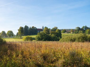 Almanya 'nın Schwaebische Alb bölgesindeki Lautertal peyzaj koruma alanı. Bataklık bölgesi ve bitkisel yamaçları olan güzel bir vadi..