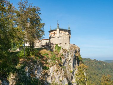 Schwaebische Alb dağ sırtı çok güzel kaleler ve kaleler sunuyor. Lichtenstein Kalesi 'nin durumu, vadinin yukarısındaki dik bir kayanın üzerinde.