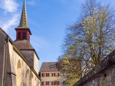İsviçre 'nin Kaiserstuhl köyündeki güzel kilise ve konut binası..