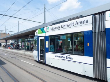 Limmattalbahn, İsviçre 'nin Zürih bölgesinde yer alan bir tramvay hattıdır. Dietikon tren istasyonuna giren bir tramvay durumu. 
