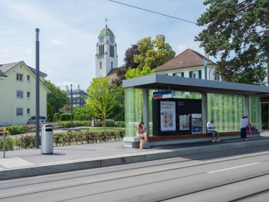 Limmattalbahn, İsviçre 'nin Zürih bölgesinde yer alan bir tramvay hattıdır. Tramvay durağında durum. Arka planda kilise olan Dietikon tren istasyonu..