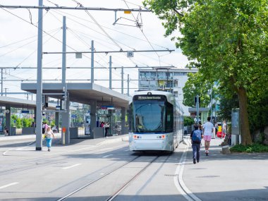 Limmattalbahn, İsviçre 'nin Zürih bölgesinde yer alan bir tramvay hattıdır. Toplu taşımacılık durağında bekleyen bir tramvay durumu. Dietikon tren istasyonu..