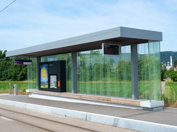 Limmattalbahn, İsviçre 'nin Zürih bölgesinde yer alan bir tramvay hattıdır. Yeşil alanda modern bir barınağı olan bir tramvay durağı durumu. 