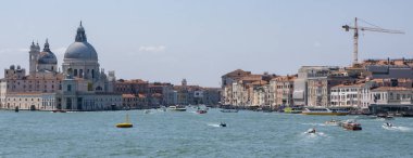 İtalya, Venedik 'teki Canale Grande' nin girişinin panoramik görüntüsü, bir feribottan görüldü. Ufuk çizgisinin önündeki bir çok teknenin durumu.
