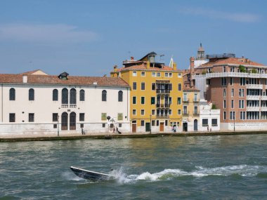İtalya 'nın Venedik kıyısındaki tarihi konut binalarına doğru hızlı bir motorlu sandaldan görüntüler..
