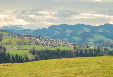 Mogelsberg, İsviçre 'nin St.Gallen eyaletinde yer alan bir kasabadır. Tarihi yerleşim alanına doğru tarlaların üzerinden bak.