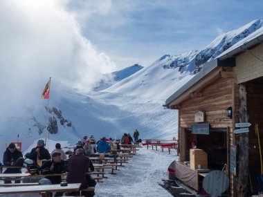 İsviçre 'nin Muerren kayak merkezindeki Schilthornhuette barakasından çevredeki dağların ve yamaçların fanatik manzarasının tadını çıkarıyorsunuz..