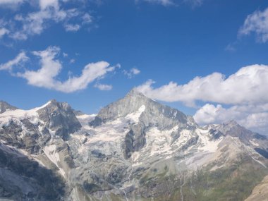 İsviçre 'nin Mettelhorn zirvesi 4000 metre yükseklikteki çeşitli yüksek dağlara olan etkileyici manzarasıyla ünlüdür. Weisshorn Zirvesi 'nin doğu tarafına bakın. Buzullar ve kaya duvarlarıyla çevrili..