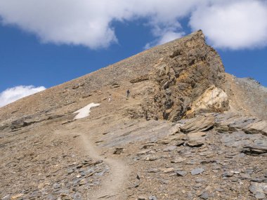 İsviçre 'nin Mettelhorn zirvesi 4000 metre yükseklikteki çeşitli yüksek dağlara olan etkileyici manzarasıyla ünlüdür. Zirveye giden yürüyüş yolunun son metresi..