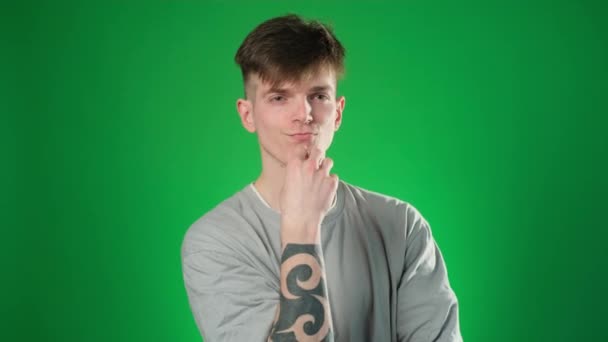 緑の背景に携帯電話の画面をスワイプ若い男の指 — ストック動画
