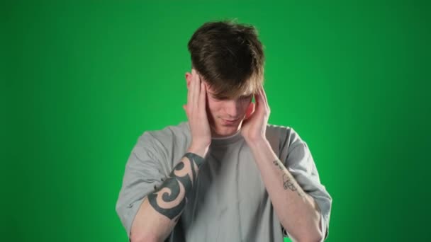 Портрет Уставшего Человека Головной Болью Стрессовое Лицо Человека Зеленом Фоне — стоковое видео