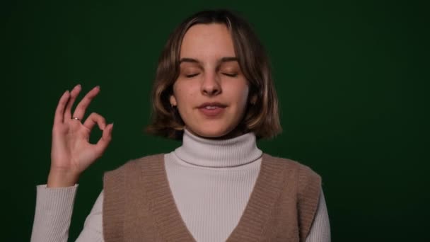 Gelukkig Vrouw Gebaren Hand Teken Groene Achtergrond — Stockvideo